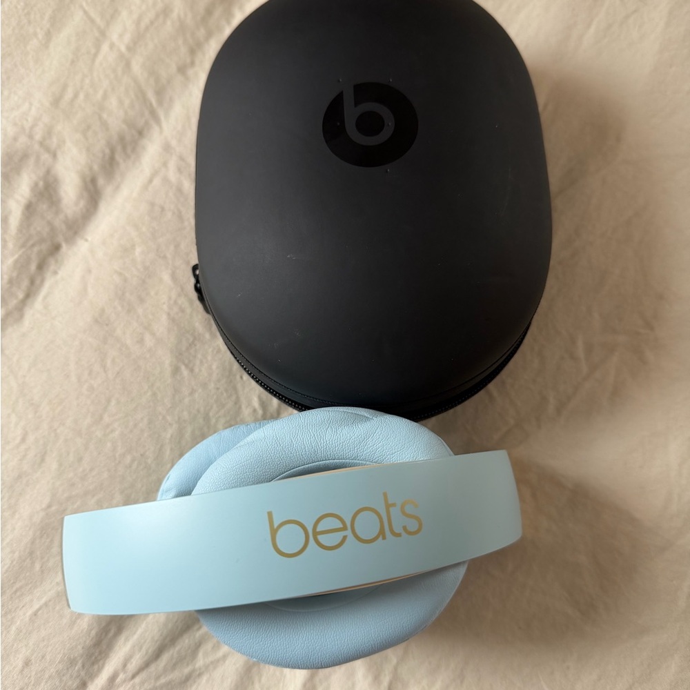 Baby Blue Beats Over Ear Headphones - like new - Picture 10 of 11